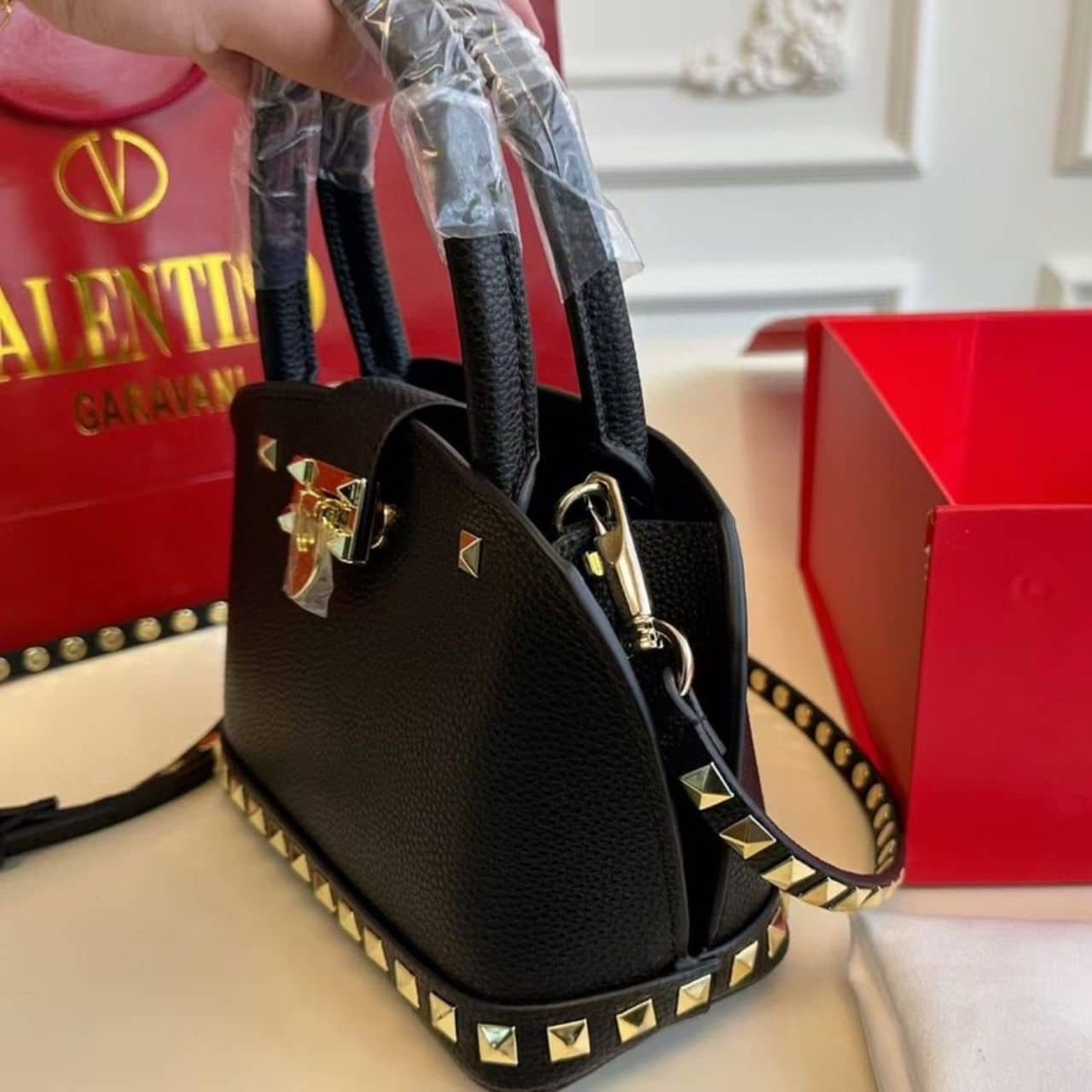 Va1e*ntin0 Garavani Rockstud Handbag In Grainy Black 21Cm