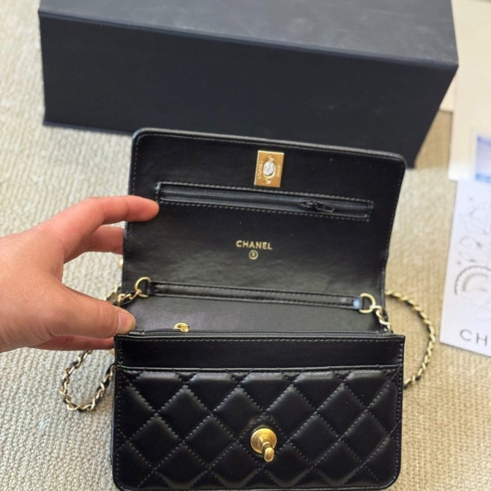 Ch**el Classic Wallet On Chain Black 19Cm