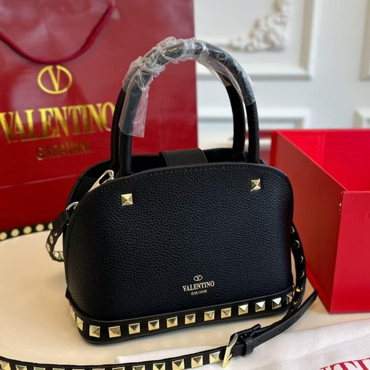 Va1e*ntin0 Garavani Rockstud Handbag In Grainy Black 21Cm