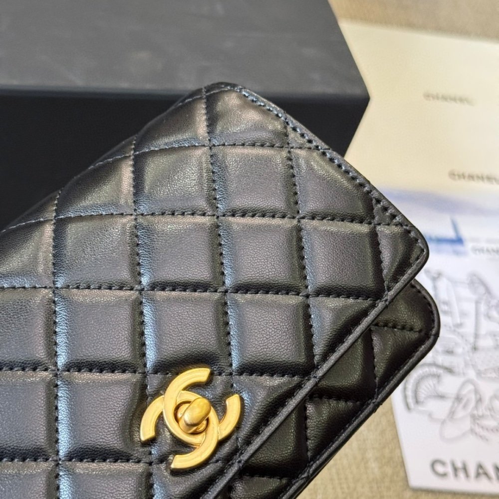 Ch**el Classic Wallet On Chain Black 19Cm