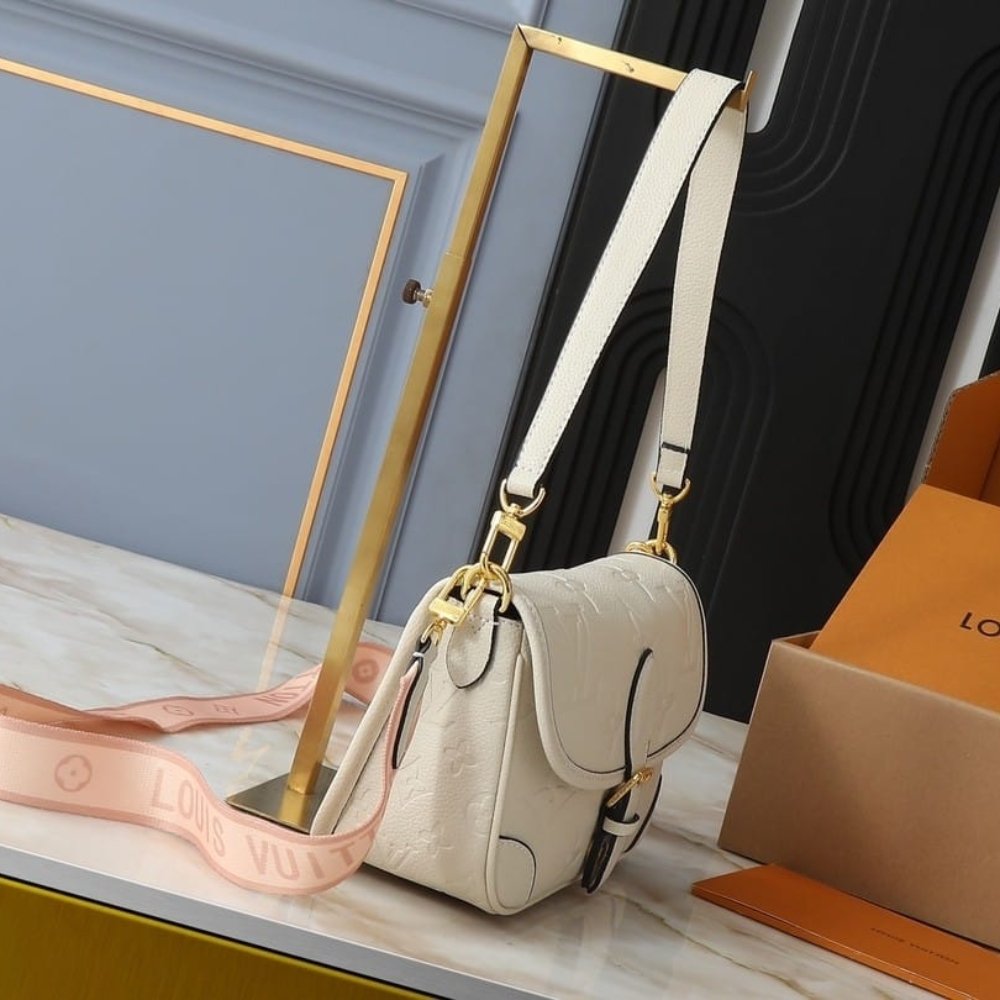 L0vis Vvtt0n Diane Monogram Empreinte Leather White 24Cm M46388