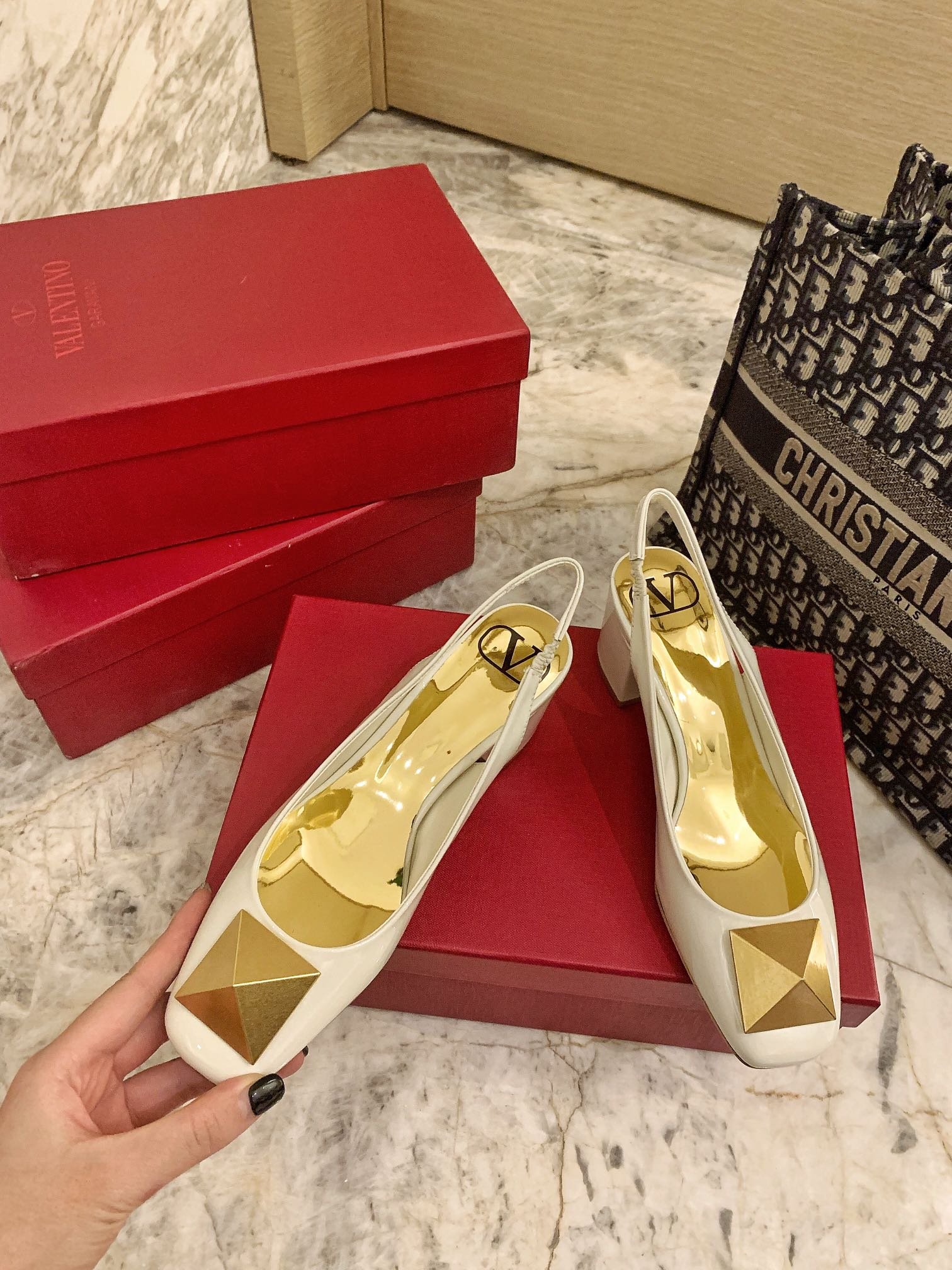 Va1e*ntin0 One Stud Patent-Leather Slingback Pump White