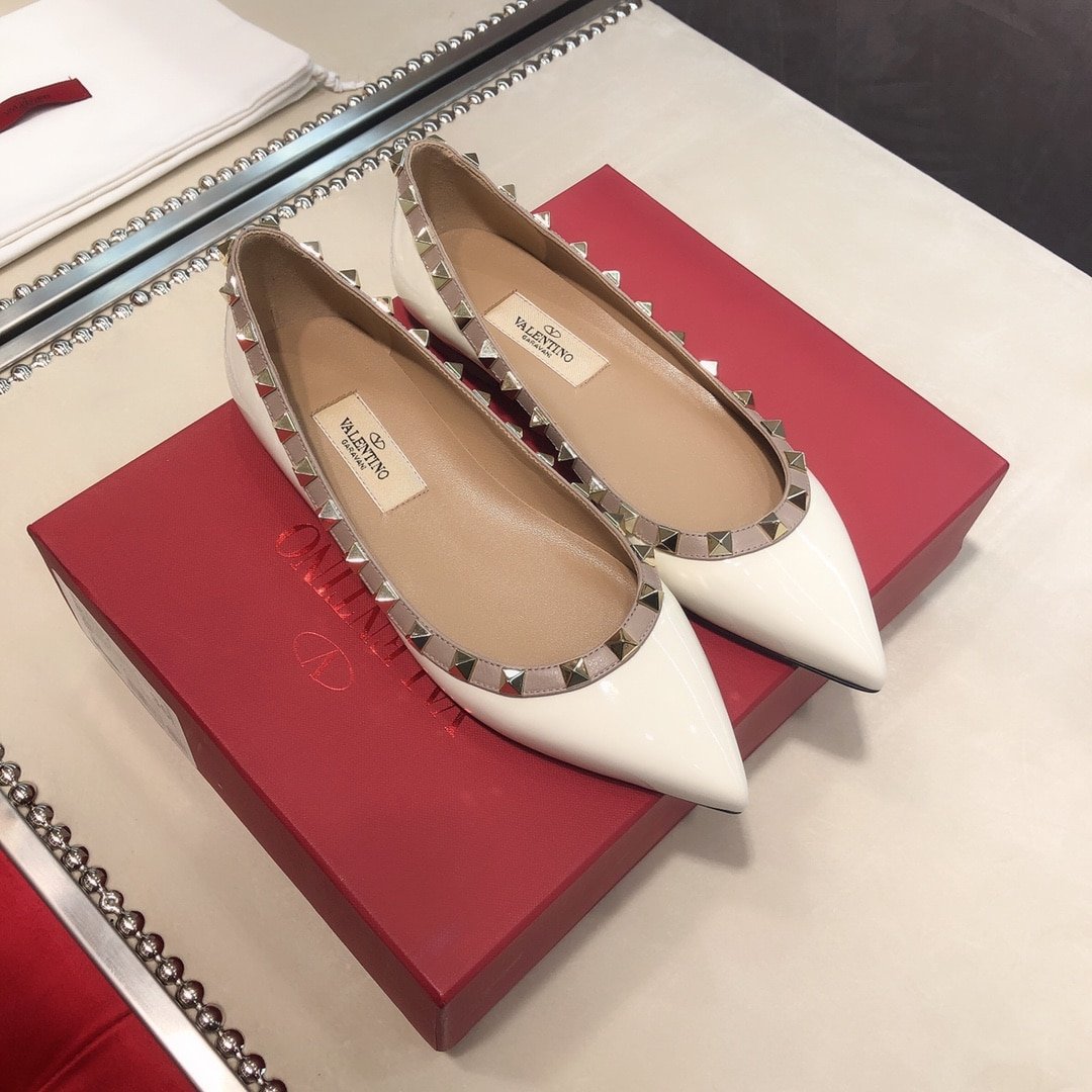 Va1e*ntin0 Patent Rockstud Ballet Flat White