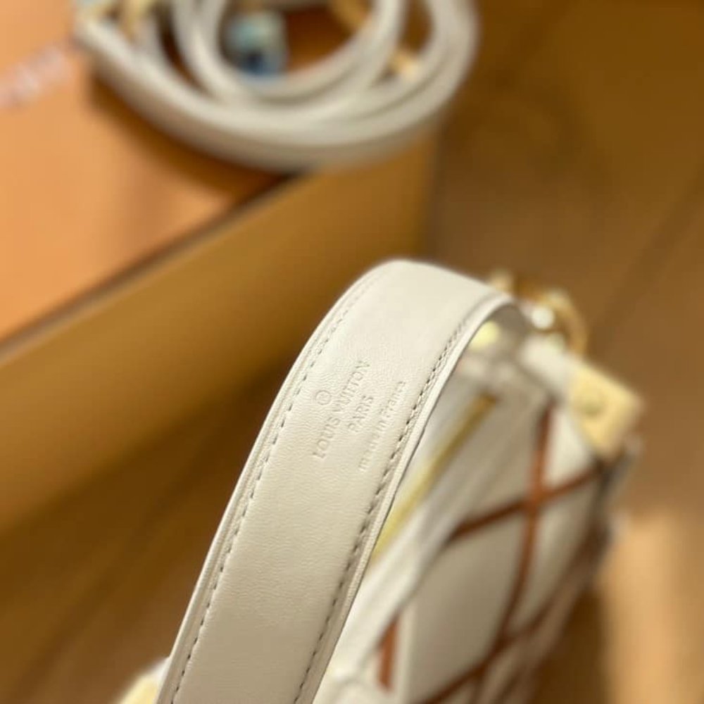L0vis Vvtt0n Side Trunk PM Crème Beige 19Cm M25216