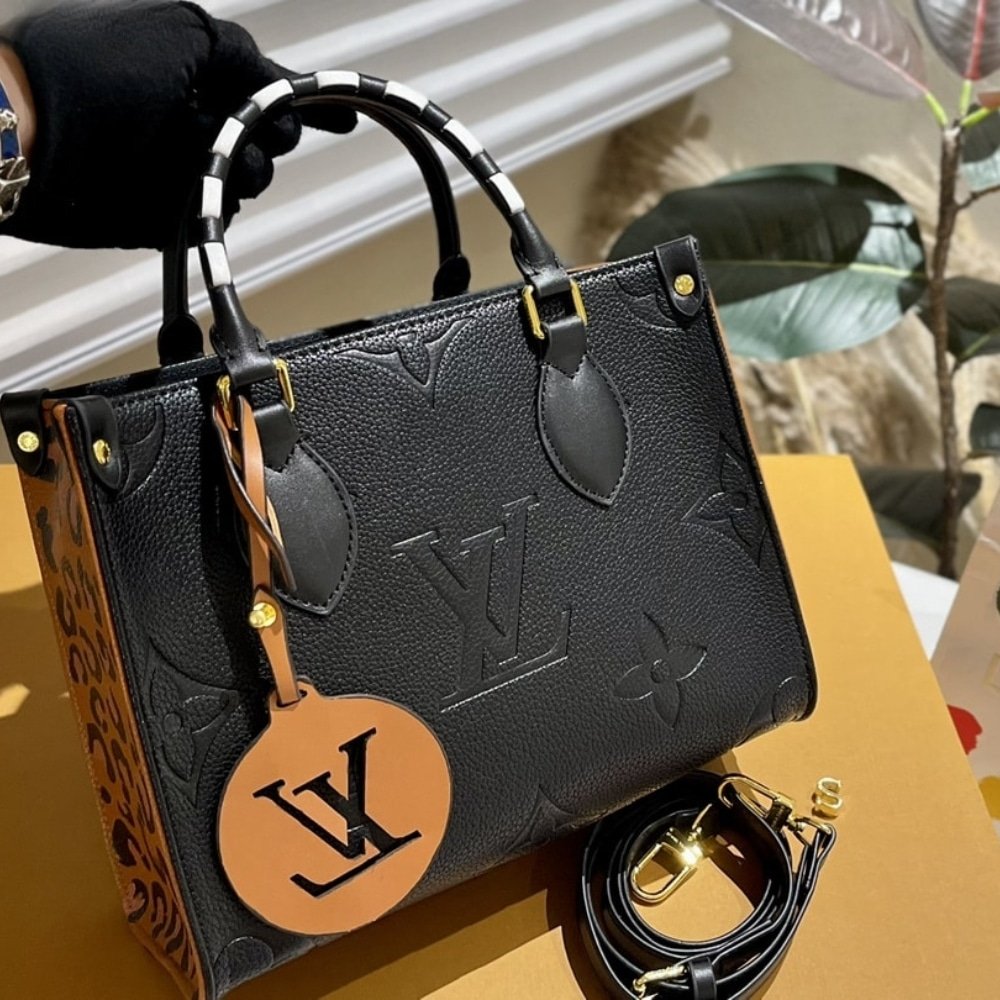 L0vis Vvtt0n Onthego Mm Wilde At Heart Bag Black 35Cm M58522