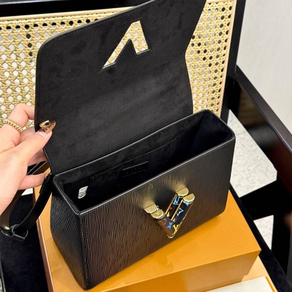 L0vis Vvtt0n X Takashi Murakami Lv Twist MM Slim Bag Black 23Cm M13243