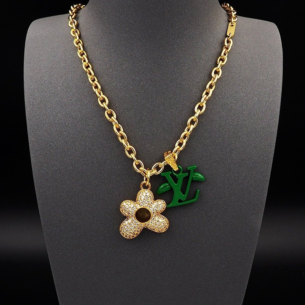L0vis Vvtt0n Lv Blooming Necklace Gold With Green M01867