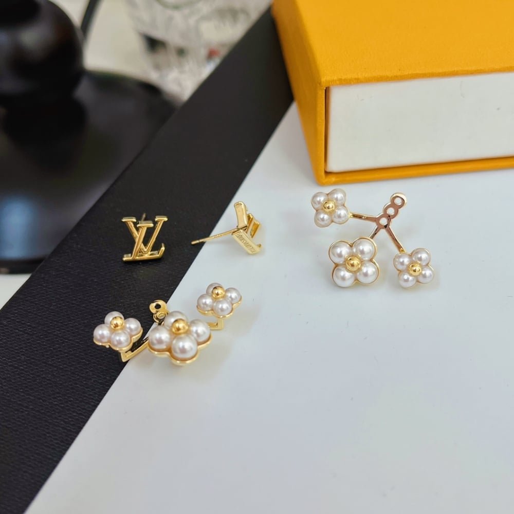 L0vis Vvtt0n Lv Floragram Earrings White Gold