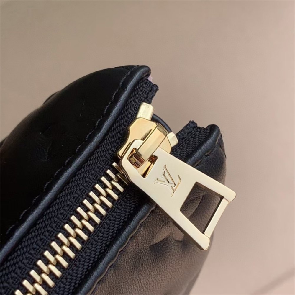L0vis Vvtt0n Coussin PM Black 26Cm M57790