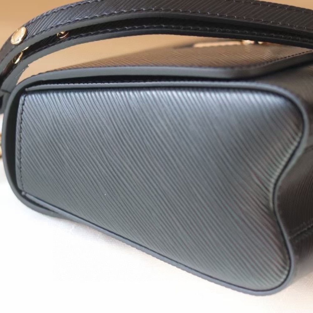 L0vis Vvtt0n Lv Twist MM Handbag Black 23Cm