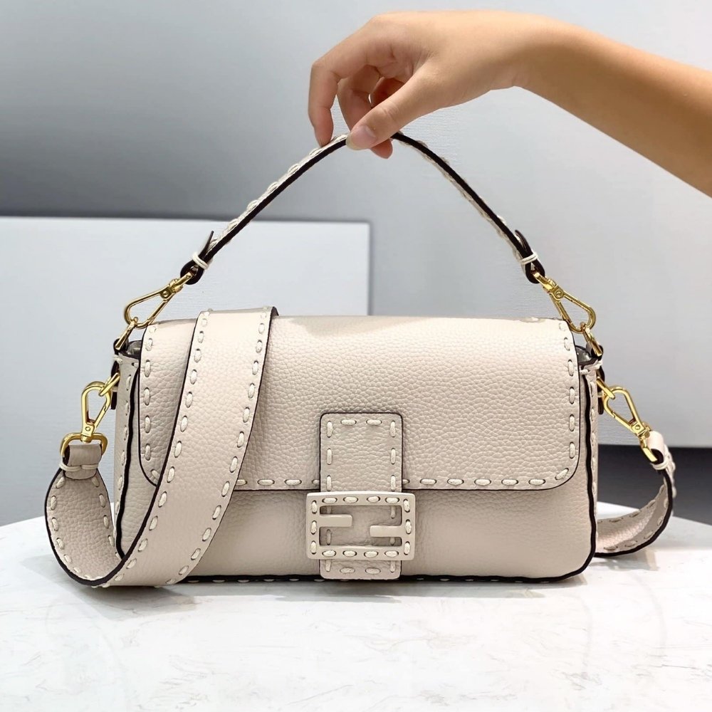 F**di Baguette White 27cm 8BR600AH95F0VWM