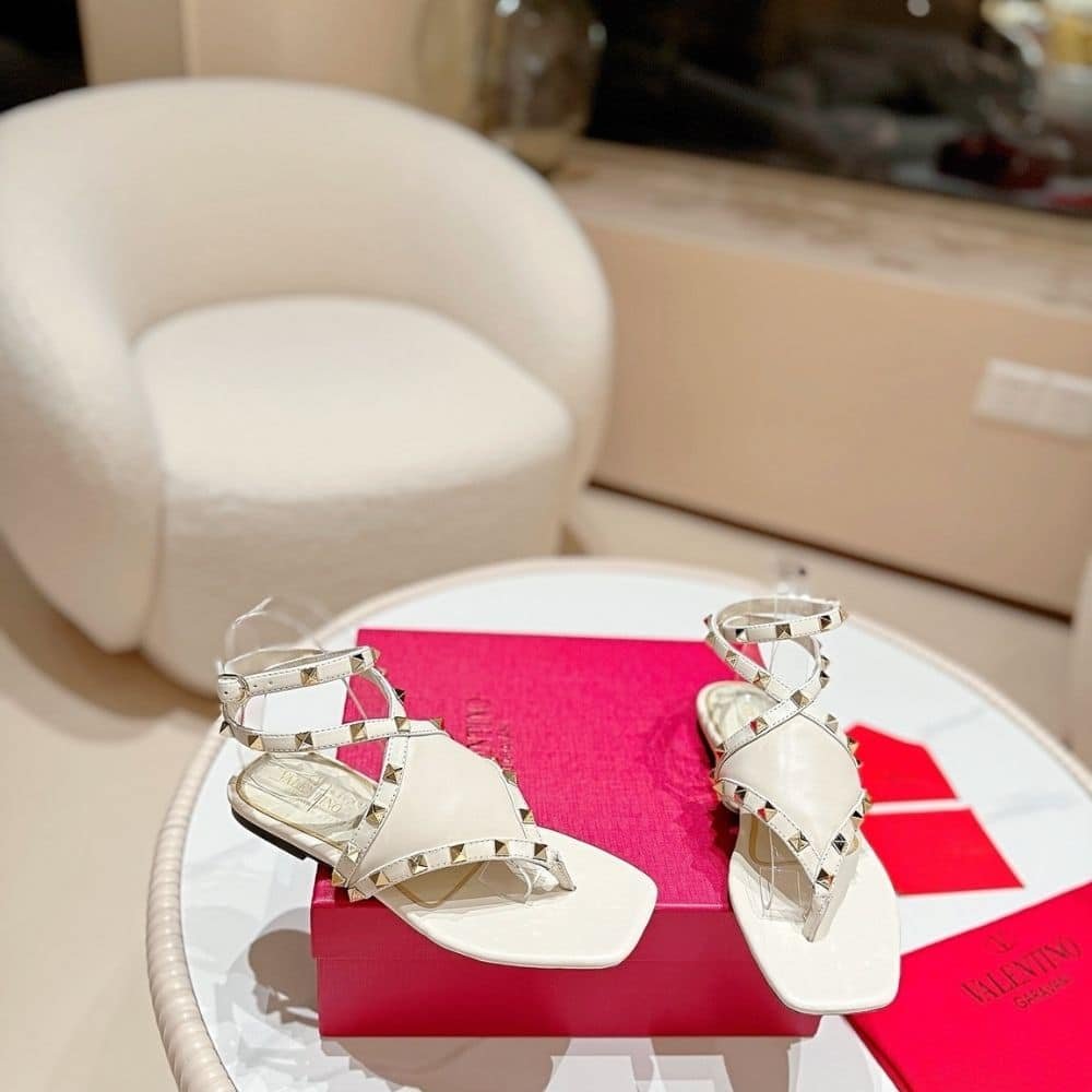 Va1e*ntin0 Garavani Rockstud Thong Sandals Light Ivory