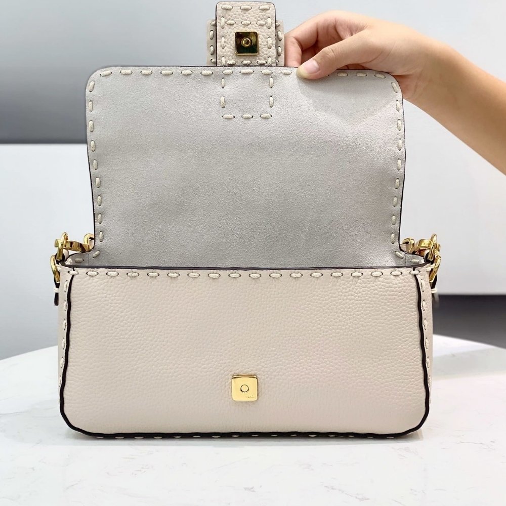 F**di Baguette White 27cm 8BR600AH95F0VWM