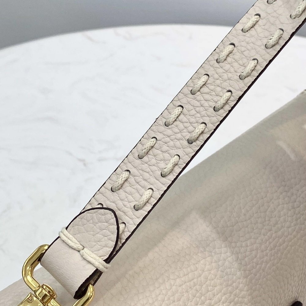F**di Baguette White 27cm 8BR600AH95F0VWM