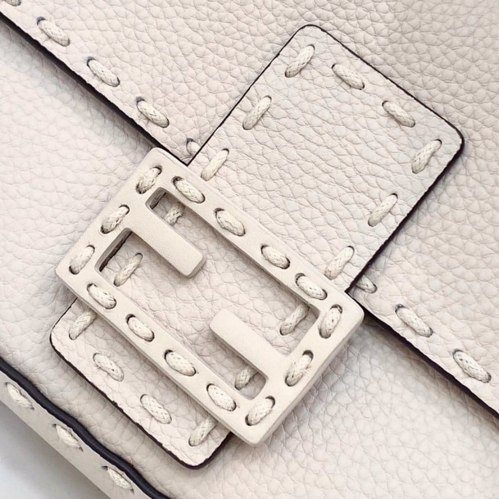 F**di Baguette White 27cm 8BR600AH95F0VWM