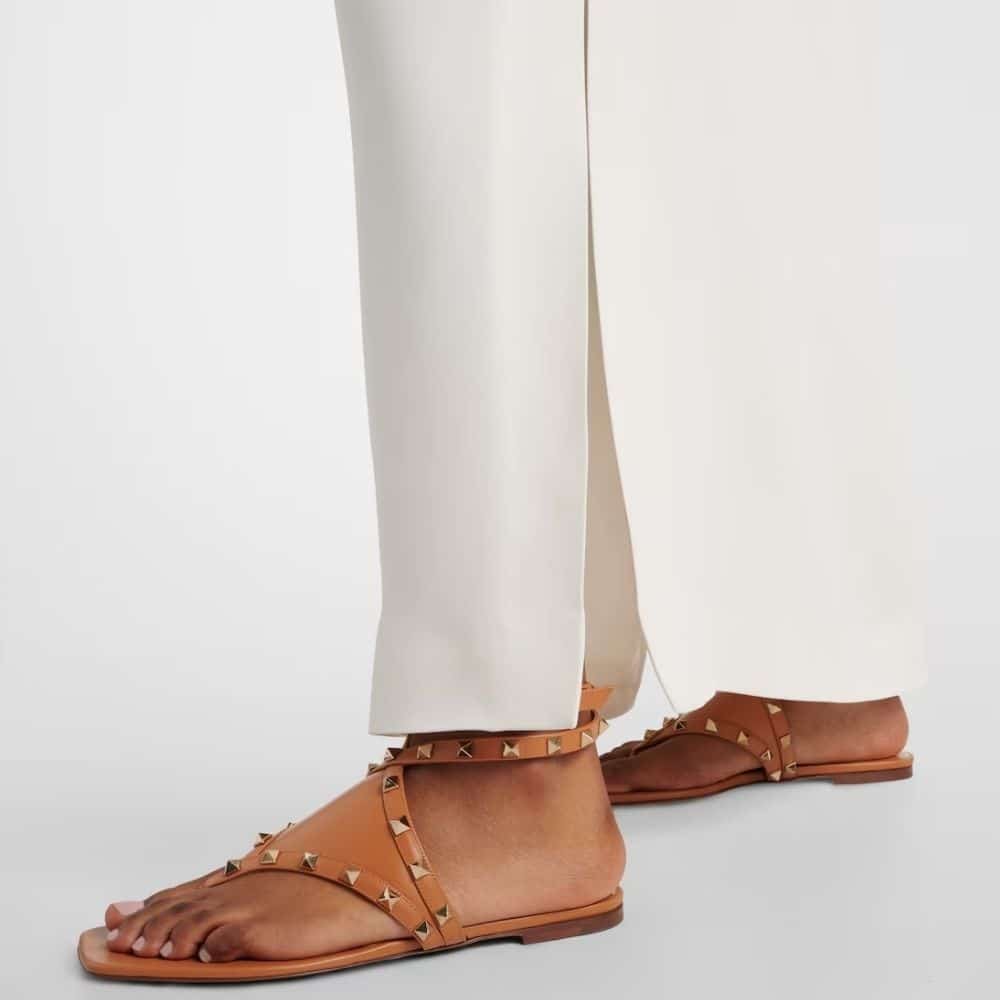 Va1e*ntin0 Garavani Rockstud Thong Sandals Brown
