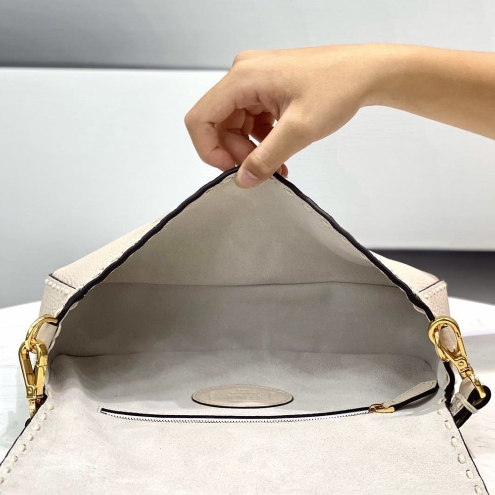 F**di Baguette White 27cm 8BR600AH95F0VWM