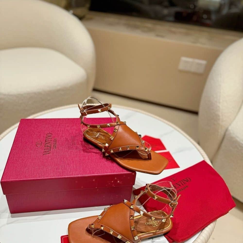 Va1e*ntin0 Garavani Rockstud Thong Sandals Brown