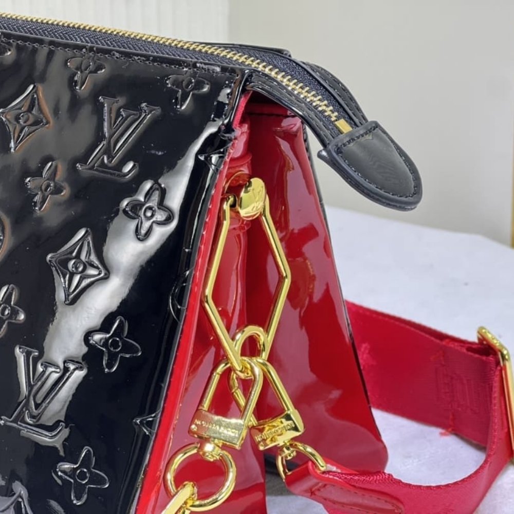 L0vis Vvtt0n Coussin PM Bag Black Red 26Cm