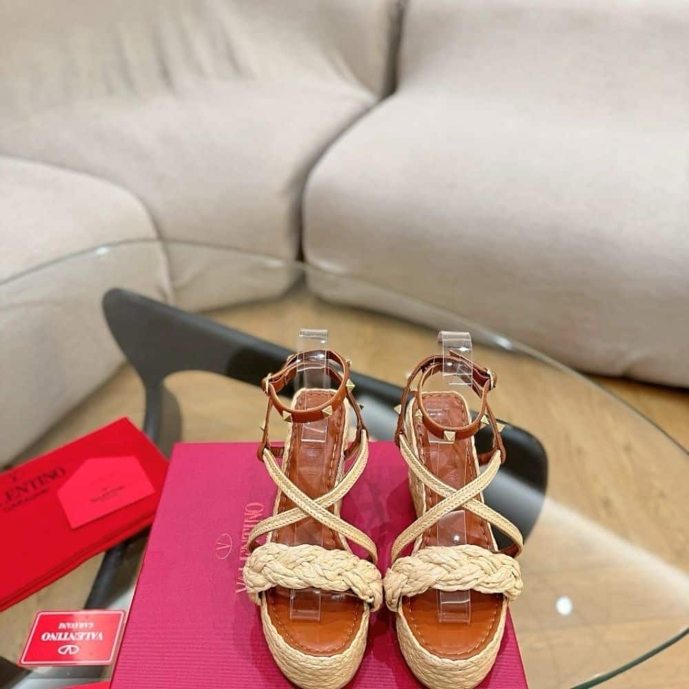 Va1e*ntin0 Garavani Woven Raffia Wedge Espadrilles Beige
