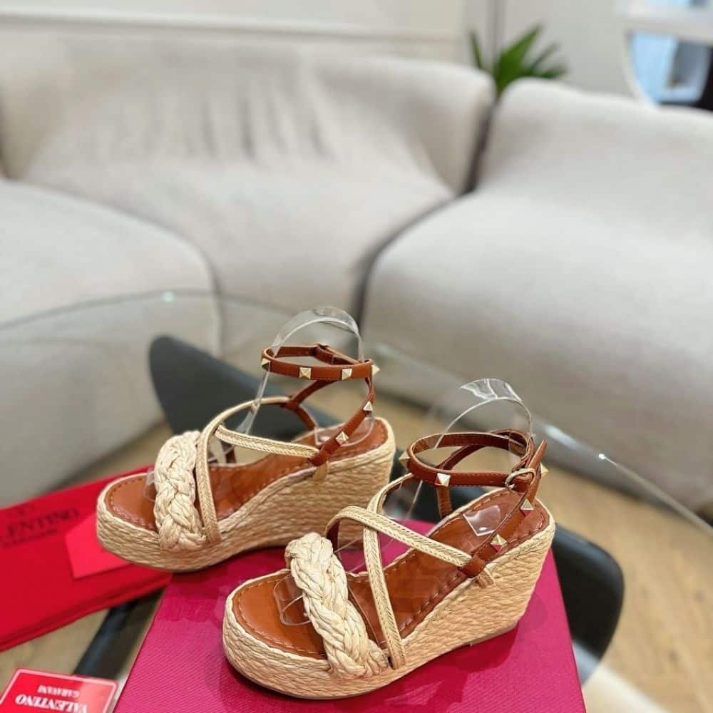 Va1e*ntin0 Garavani Woven Raffia Wedge Espadrilles Beige