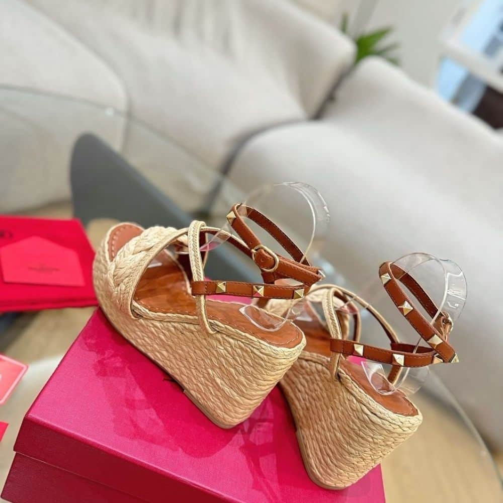 Va1e*ntin0 Garavani Woven Raffia Wedge Espadrilles Beige