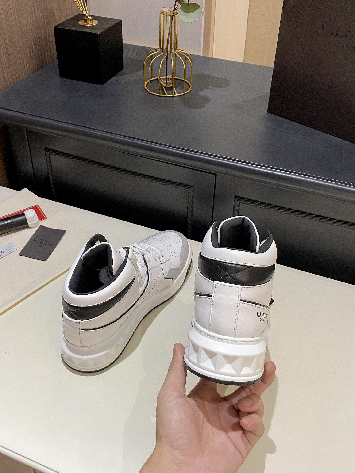 Va1e*ntin0 One Stud Mid-Top Calfskin Sneaker White Ys0E63Nwn 0N2