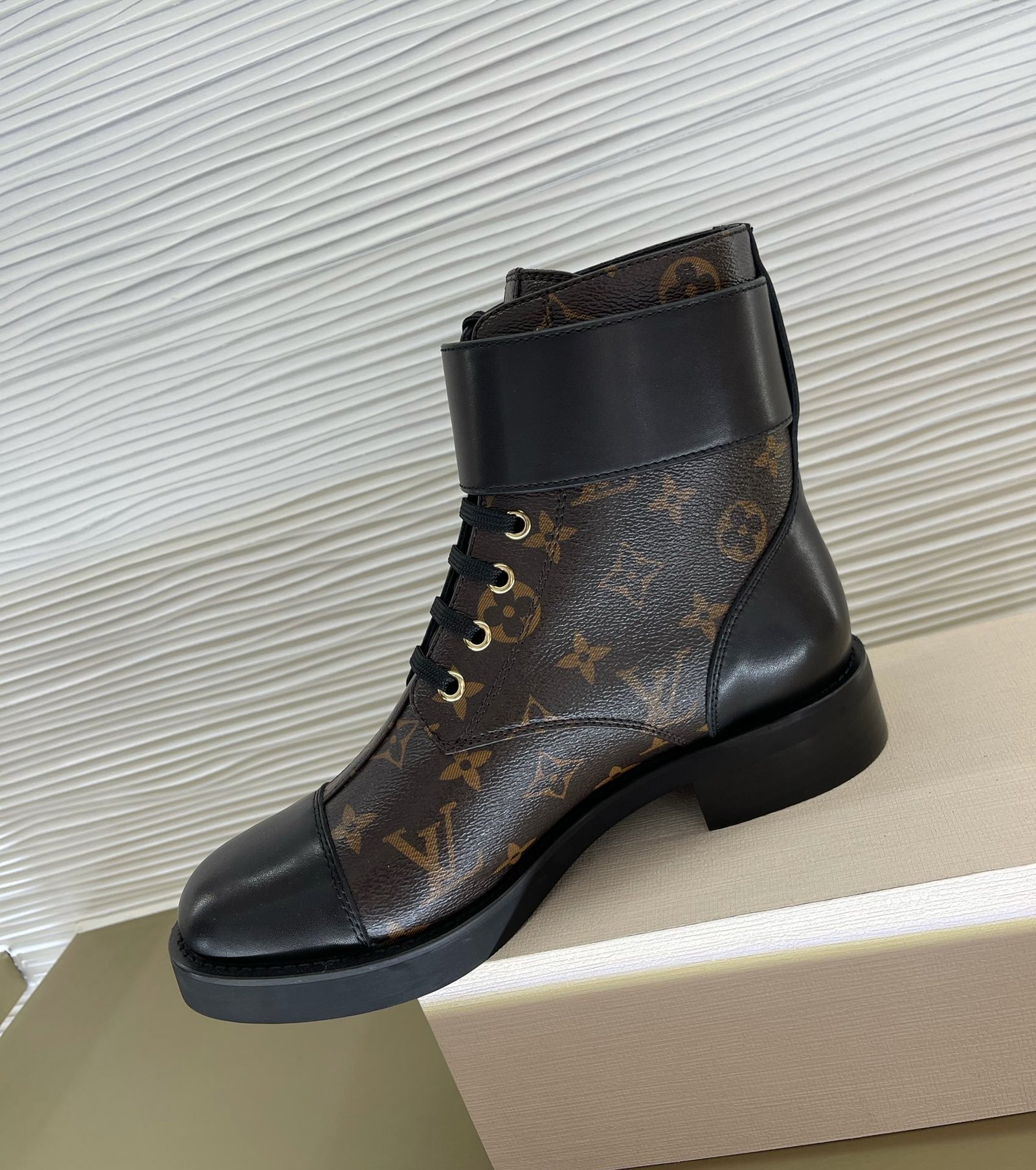 L0vis Vvtt0n Wonderland Flat Ranger Brown 1A2Q3Q
