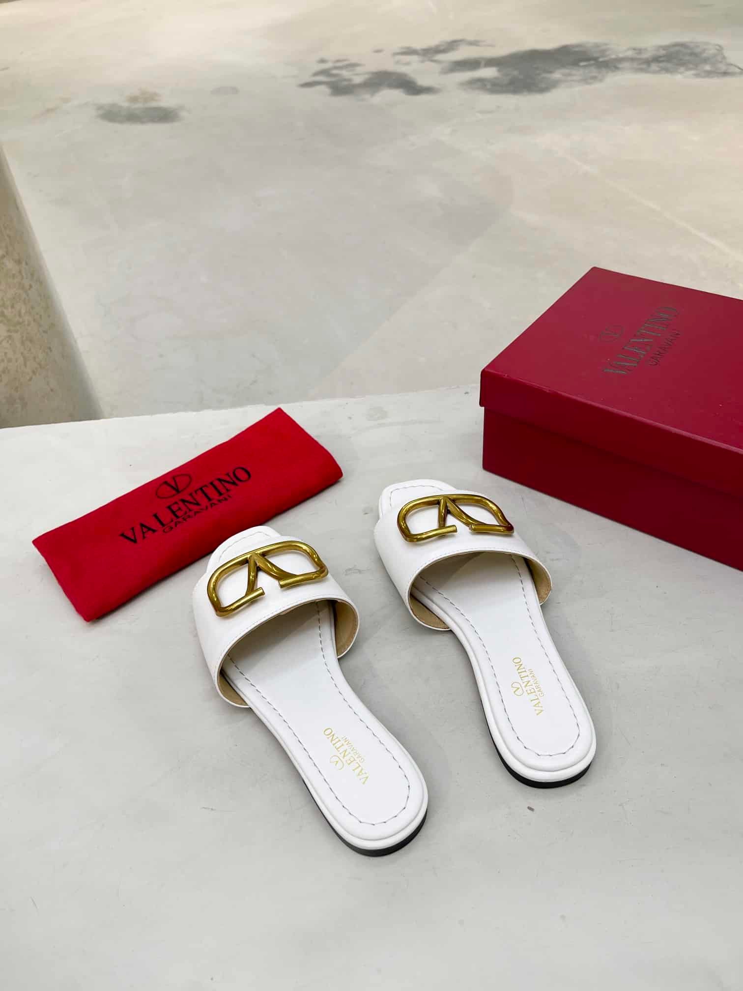 Va1e*ntin0 Garavani Vlogo Signature Slide Sandal White