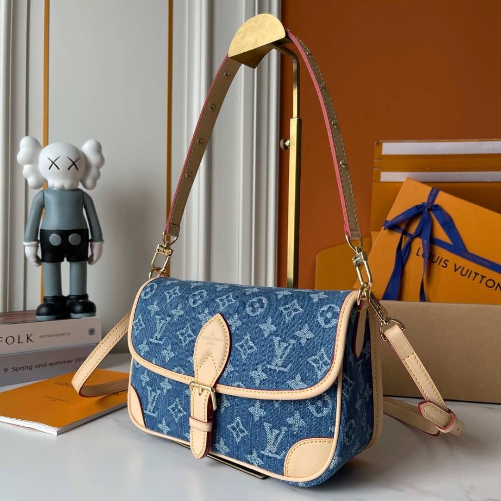 L0vis Vvtt0n Diane Bag Denim Blue 24Cm M13070