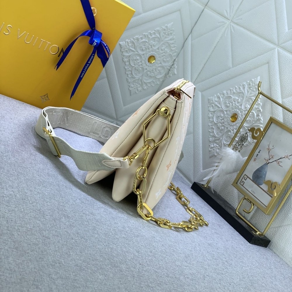 L0vis Vvtt0n Bolso Coussin PM Cream 26Cm M22398