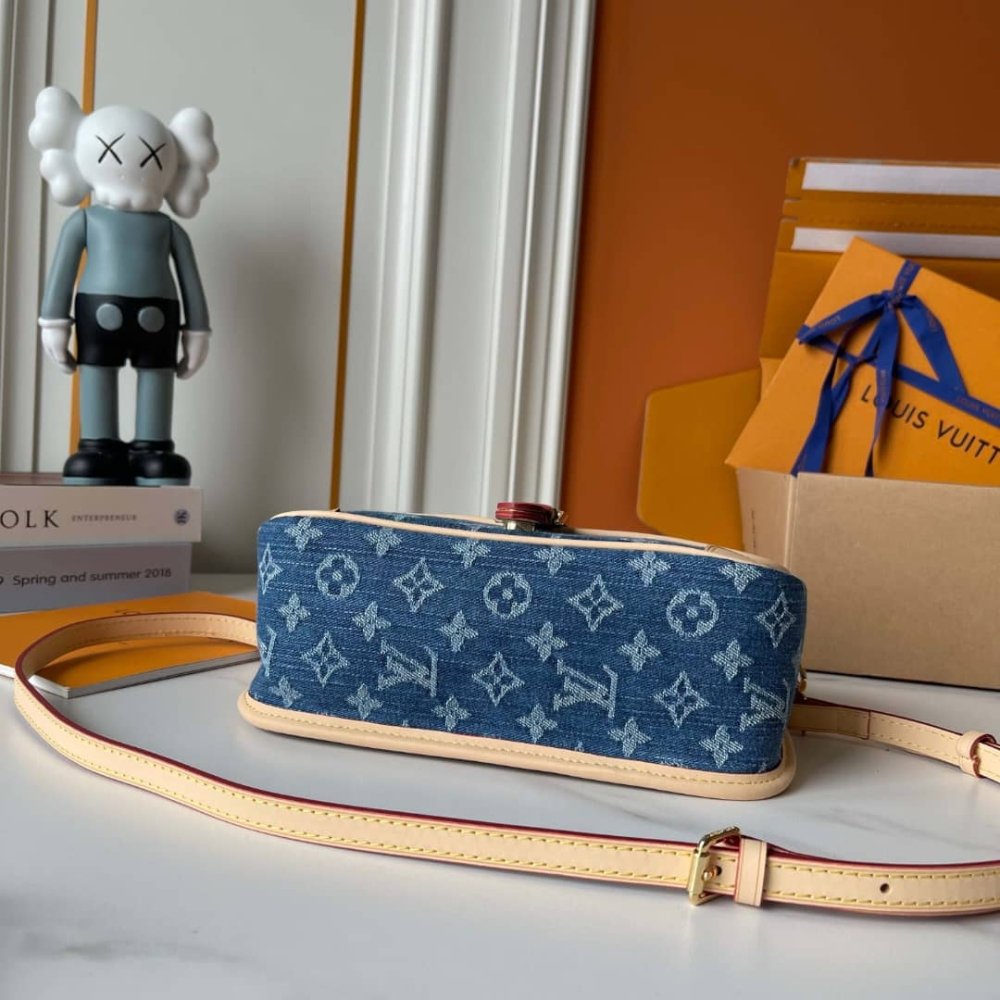 L0vis Vvtt0n Diane Bag Denim Blue 24Cm M13070