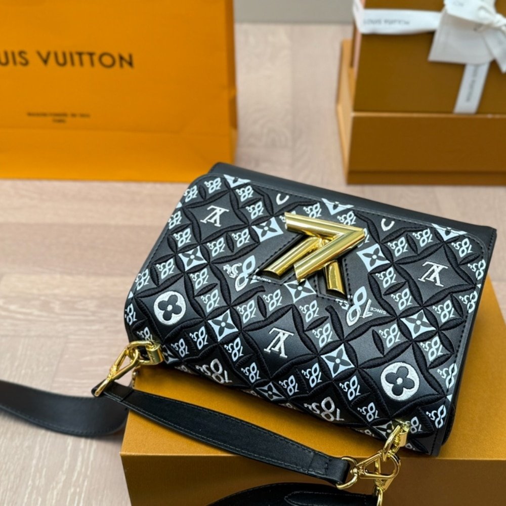 L0vis Vvtt0n Twist MM Monogram Jacquard Black 23Cm