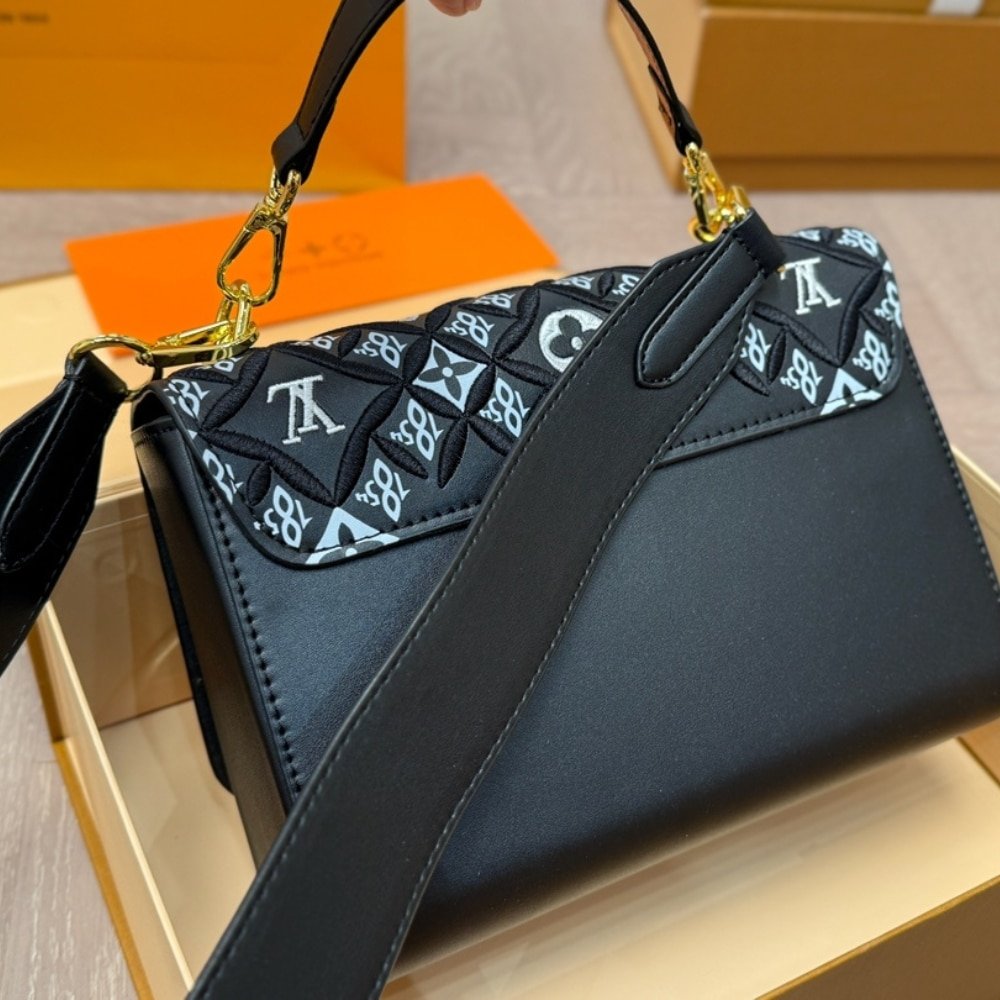 L0vis Vvtt0n Twist MM Monogram Jacquard Black 23Cm