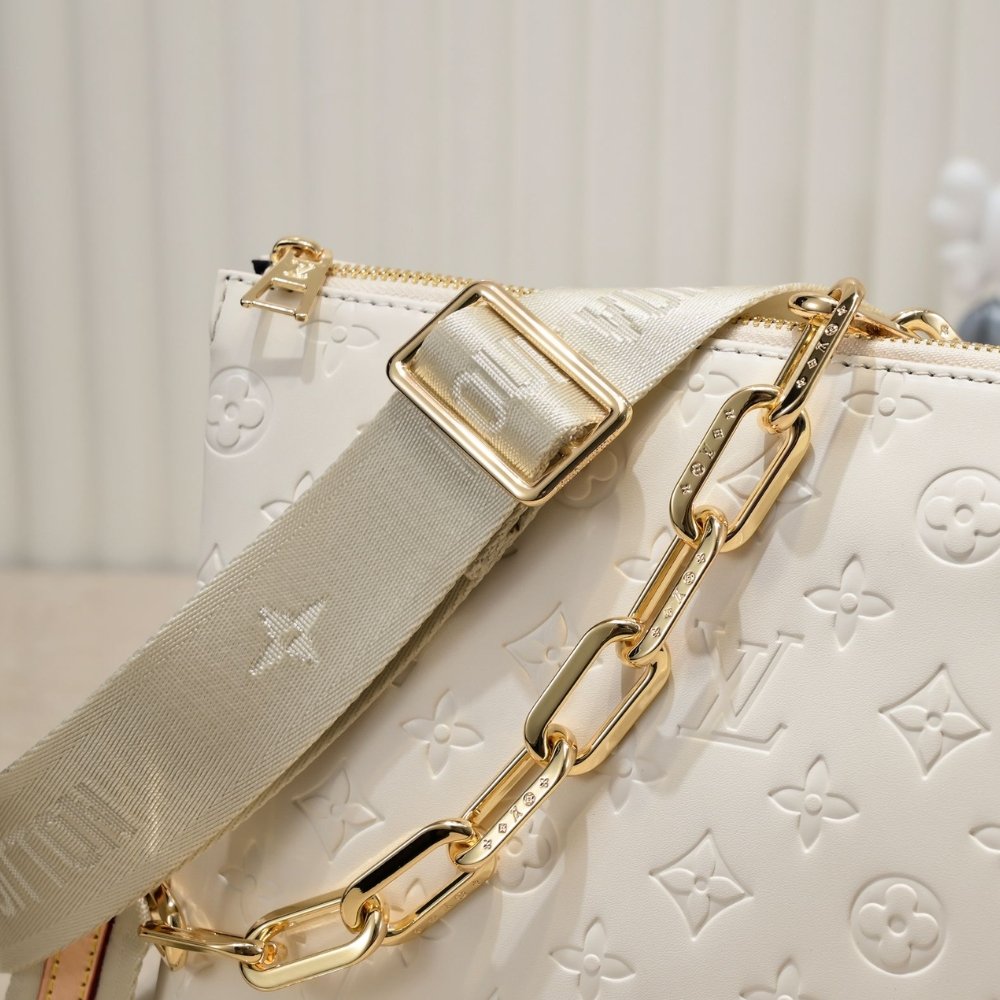 L0vis Vvtt0n Coussin PM Cream 26Cm M57793