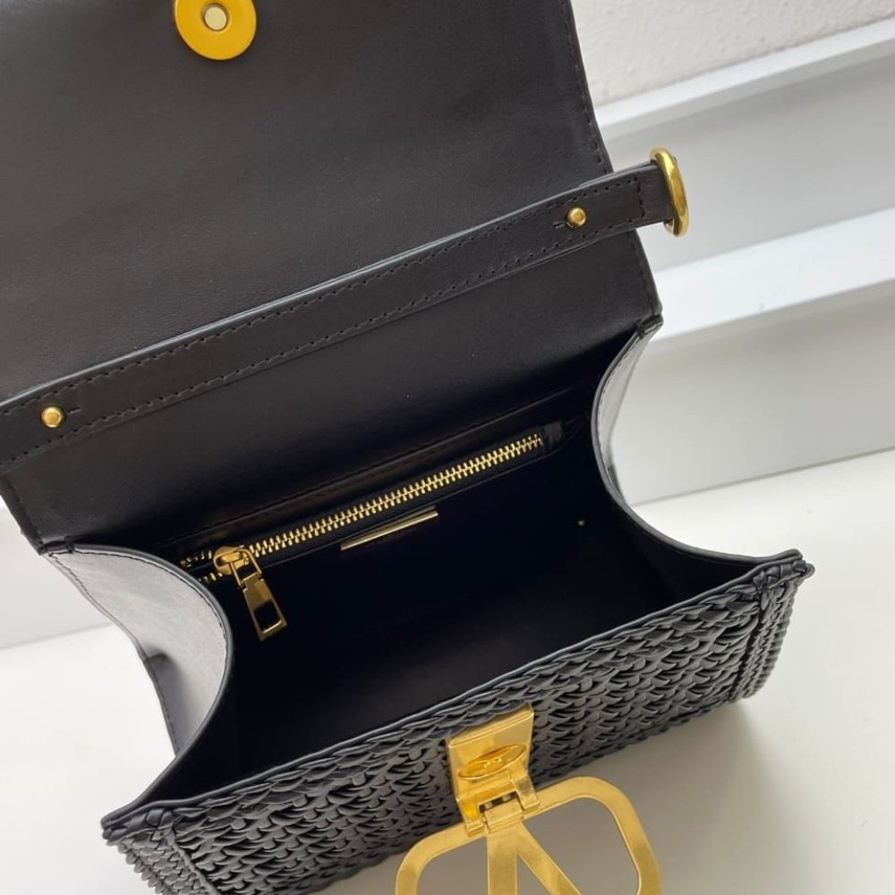 [S*per Vip 1:1] Va1e*ntin0 Garavani Small Vsling Wicker Handbag Black 22cm
