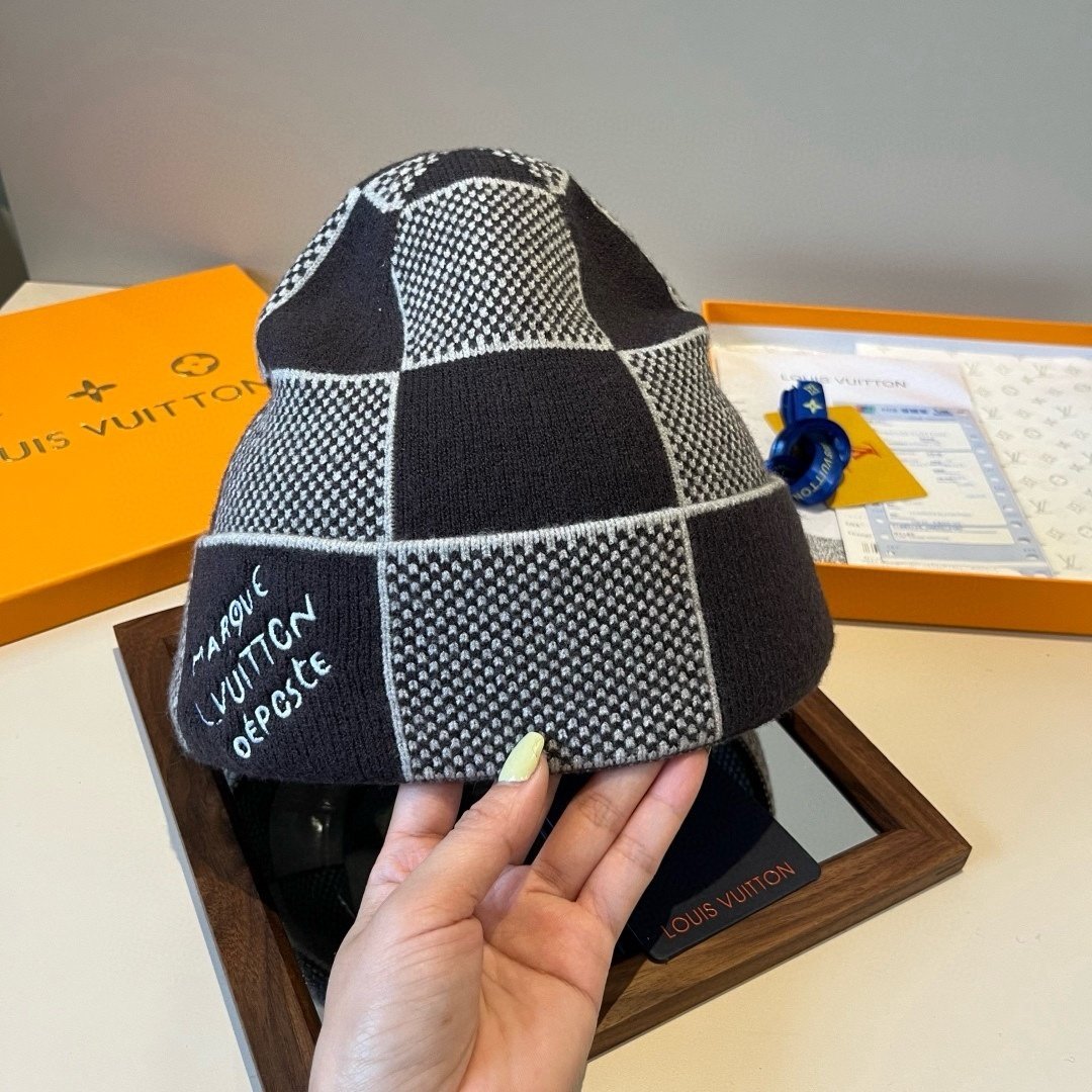 L0vis Vvtt0n Damier Heritage Beanie Black And White M90842