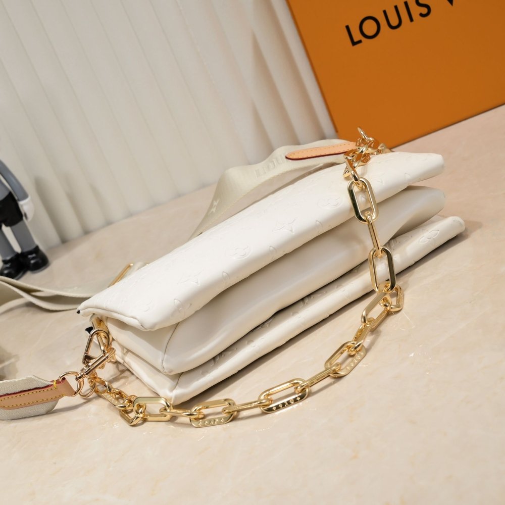 L0vis Vvtt0n Coussin PM Cream 26Cm M57793