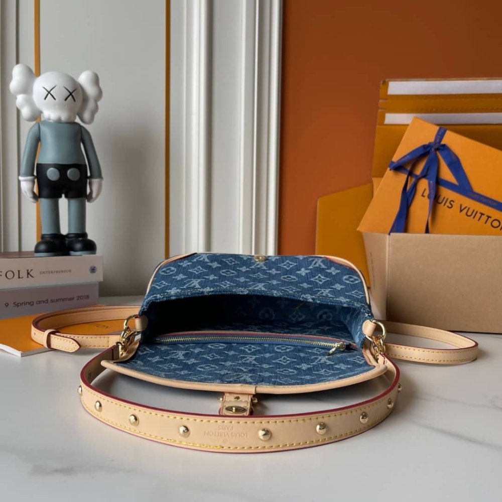 L0vis Vvtt0n Diane Bag Denim Blue 24Cm M13070