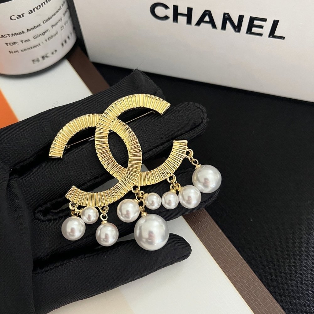 Ch**el Cc Brooch Gold With Pearls