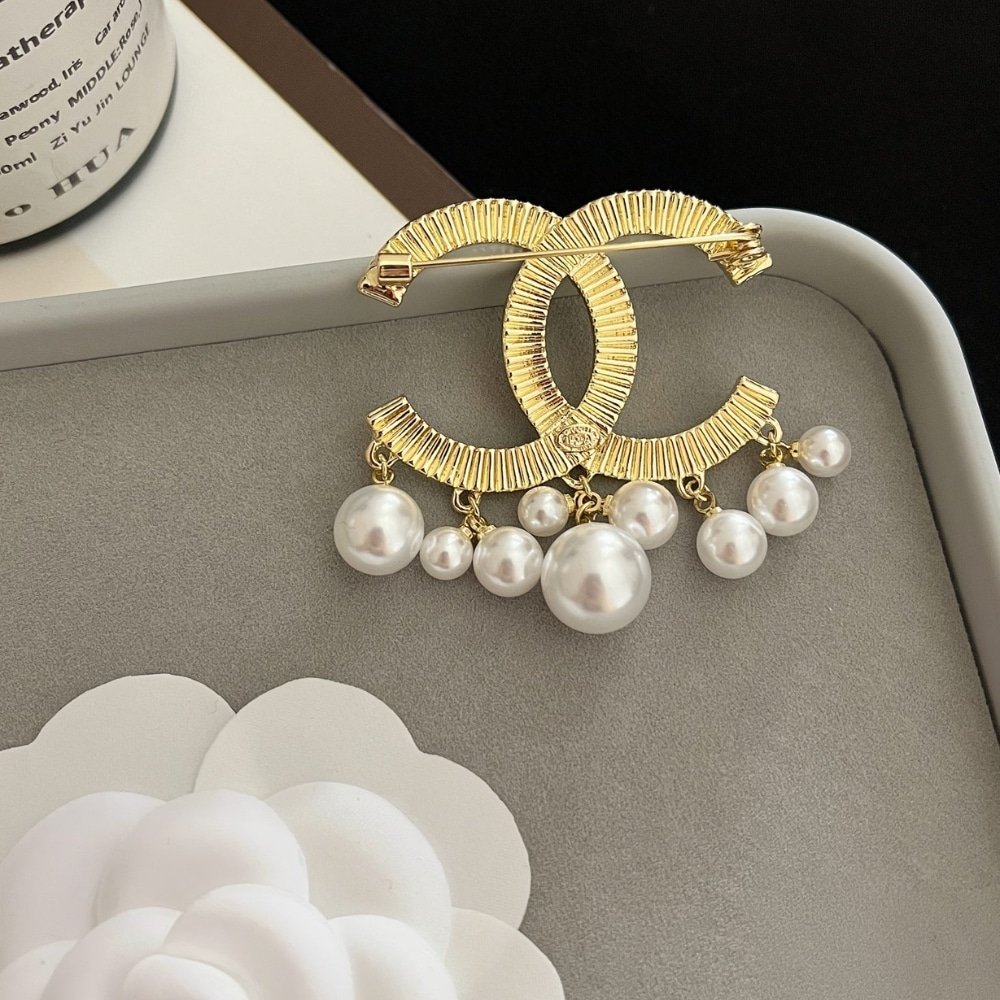 Ch**el Cc Brooch Gold With Pearls