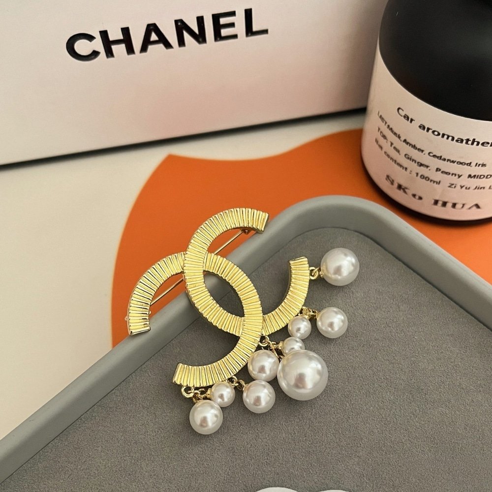 Ch**el Cc Brooch Gold With Pearls