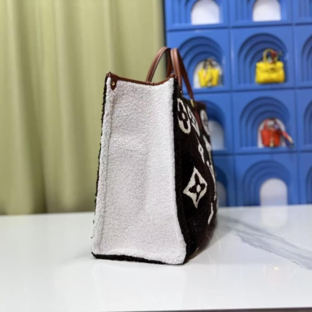 L0vis Vvtt0n Onthego GM Monogram Teddy Fleece Black White 40Cm M55420