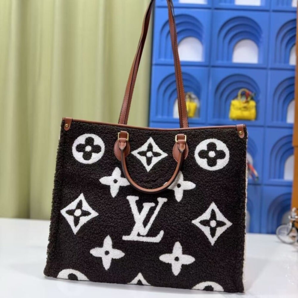 L0vis Vvtt0n Onthego GM Monogram Teddy Fleece Black White 40Cm M55420