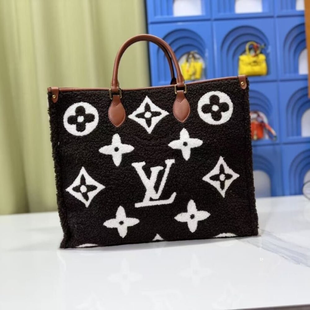 L0vis Vvtt0n Onthego GM Monogram Teddy Fleece Black White 40Cm M55420