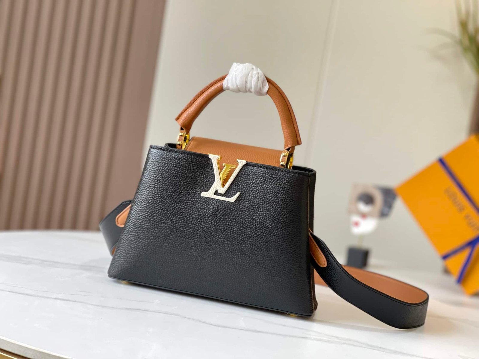 L0vis Vvtt0n Capucines Bb Black Arizona 27Cm M59466