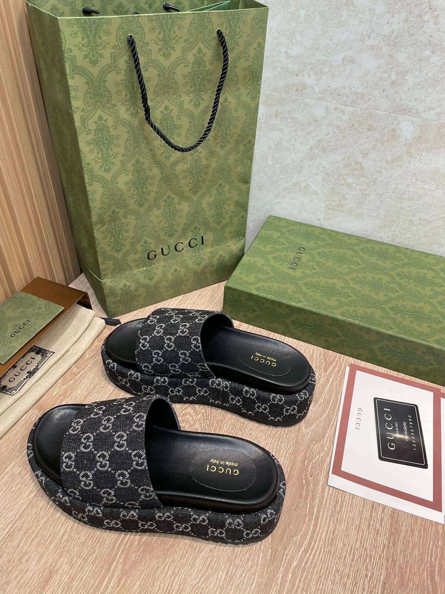Gvc*1 Women’S Gg Lame Platform Slide Sandal Black 623212 Un300 1289