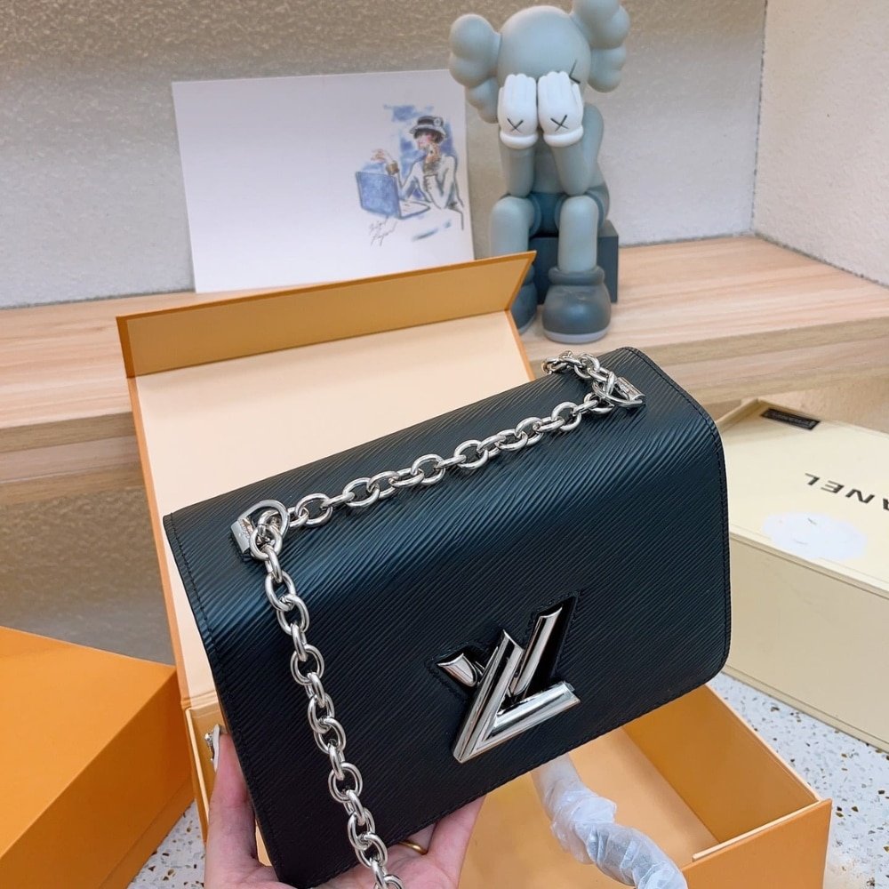 L0vis Vvtt0n Twist Mm Bag Black 23Cm M21110