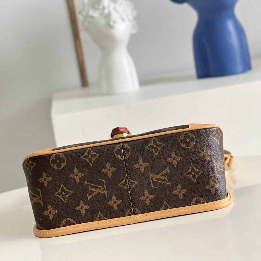 L0vis Vvtt0n Diane Monogram Canvas Black 24Cm M45985