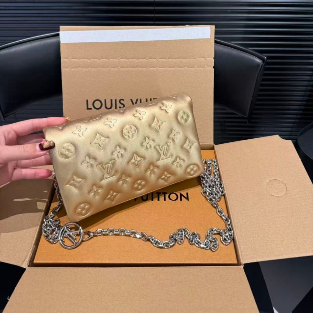 L0vis Vvtt0n Pochette Coussin Monogram Gold 20Cm M80999